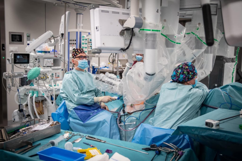 Specjaliści z kliniki urologii będą dzielić się robotem z chirurgami  - fot. Tomasz Król/USK