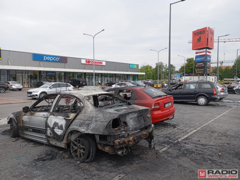 Akt zemsty? Policja wstępnie ustaliła, że pożar samochodów w Siechnicach to podpalenie - 1