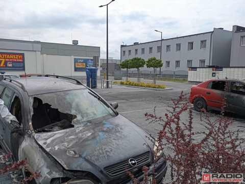 Akt zemsty? Policja wstępnie ustaliła, że pożar samochodów w Siechnicach to podpalenie - 2