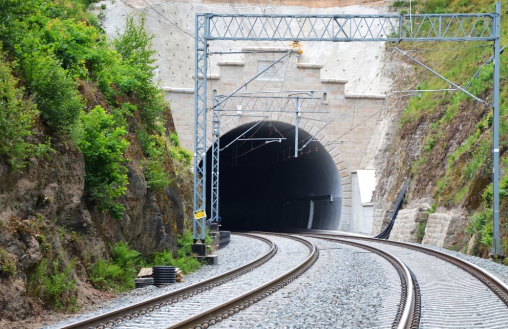 Poszerzony tunel kolejowy skróci czas przejazdu do Jeleniej Góry o cztery minuty - fot. PKP PLK SA