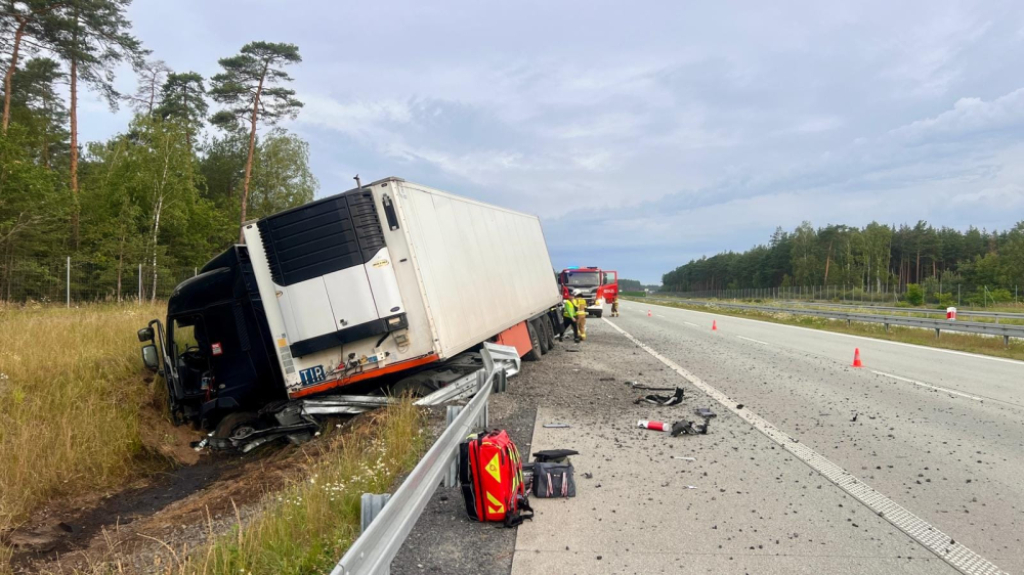 Autostrada A18 zablokowana – ciężarówka w rowie [ZDJĘCIA] - fot. Komenda Powiatowa Państwowej Straży Pożarnej w Bolesławcu / Facebook