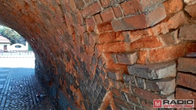 Kto usuwa cegły z najstarszego kościoła w Legnicy?