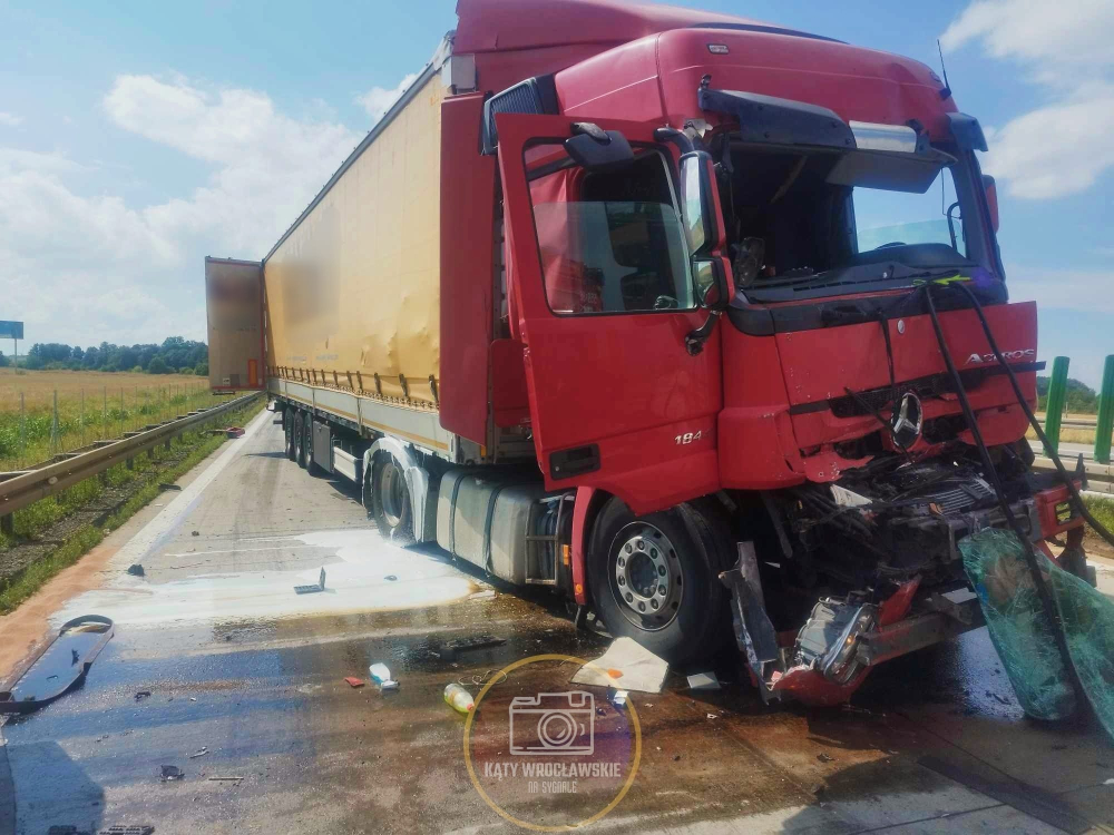 Zderzenie trzech ciężarówek na autostradzie - fot. Kąty Wrocławskie na sygnale FB