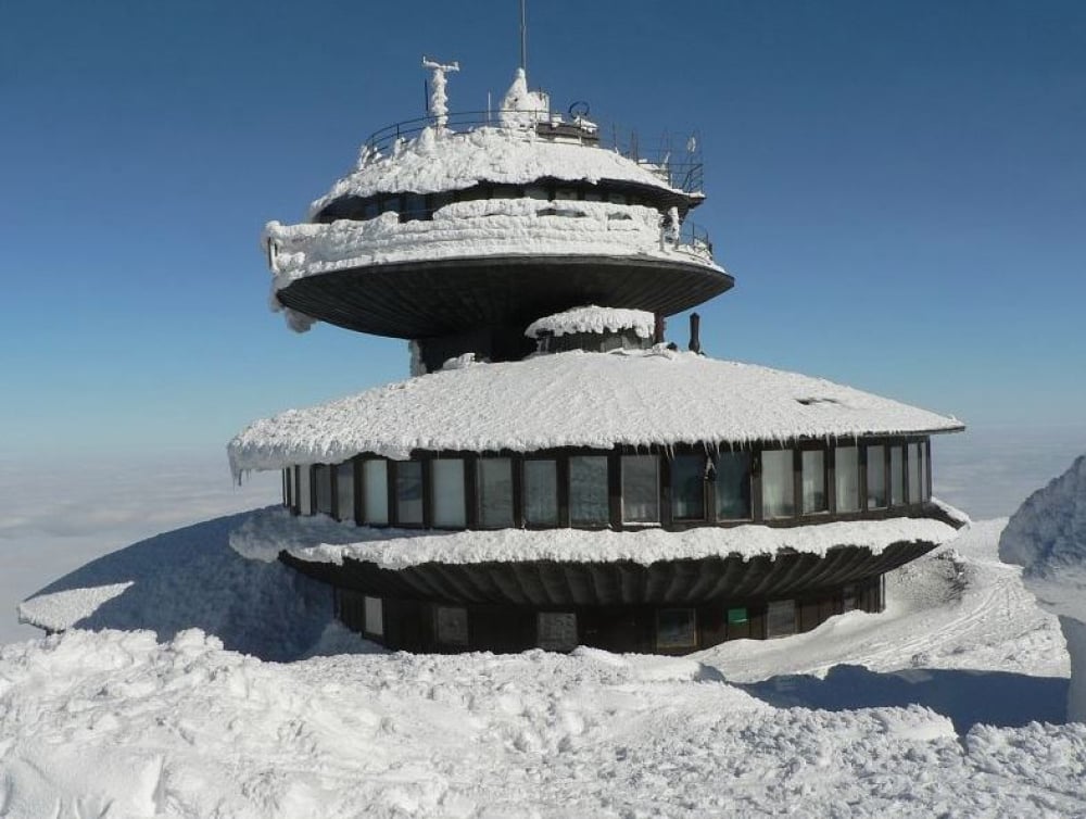 W 2025 r. ma ruszyć remont obserwatorium IMGW na Śnieżce - fot. Wikipedia/Lovecz