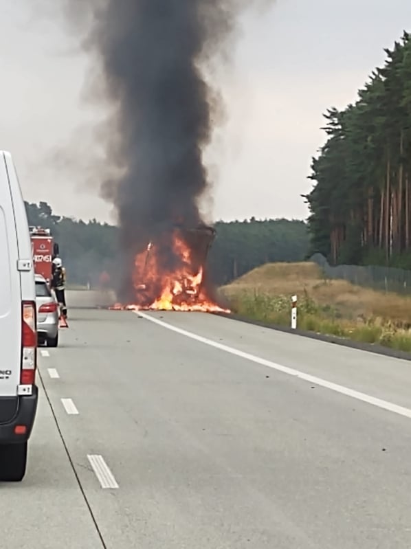 Pożar naczepy na autostradzie A18 - fot. użyczone