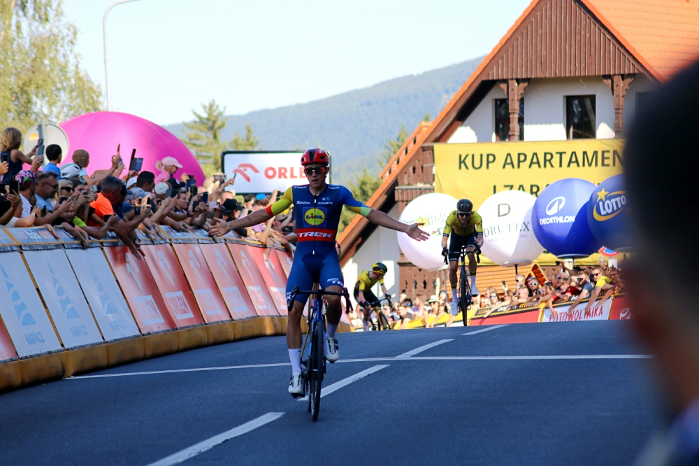 Gorące przywitanie kolarzy na mecie - Tour de Pologne już w Karpaczu - fot. RW