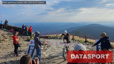 Wjechali na rowerach na najwyższy szczyt Karkonoszy