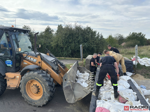 Likwidują zaporę na drodze prowadzącej do Starego Otoku - 1