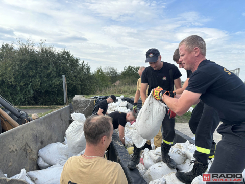 Likwidują zaporę na drodze prowadzącej do Starego Otoku - 2