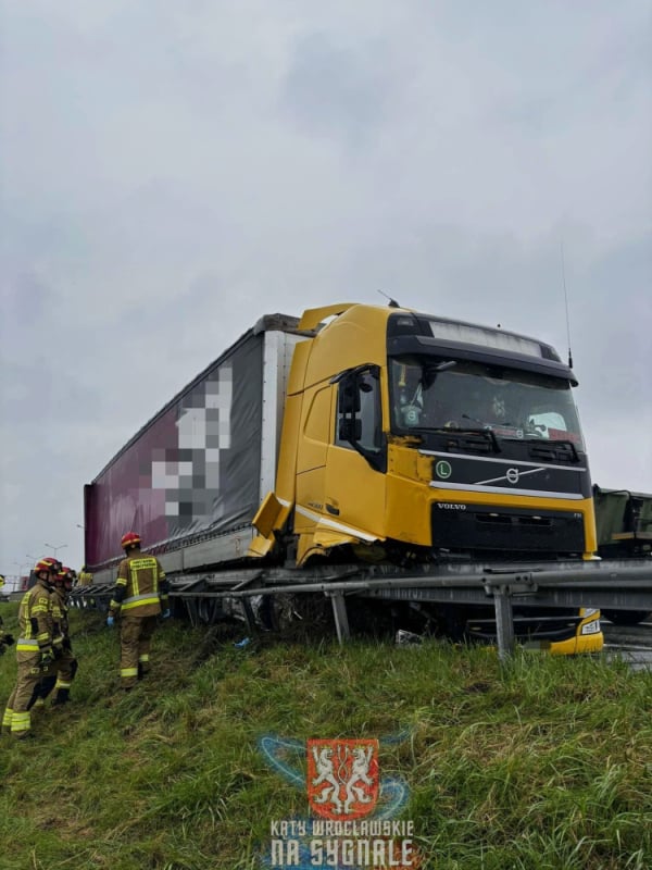 Kolejna ciężarówka uderzyła w bariery na A4 w kierunku Wrocławia - foto: OSP Żórawina/ Kąty Wrocławskie na sygnale