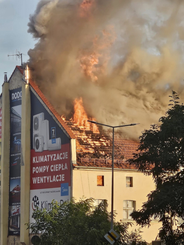 Pożar kamienicy przy ulicy Legnickiej w Złotoryi – ewakuacja mieszkańców - fot. Paweł Maciejewsi/Facebook