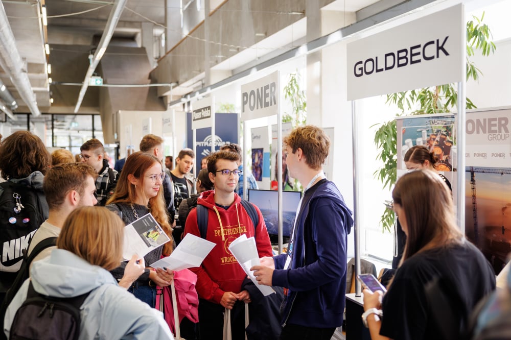 Tłumy studentów na targach pracy organizowanych przez Politechnikę Wrocławską - Fot: Akademickie Targi Pracy