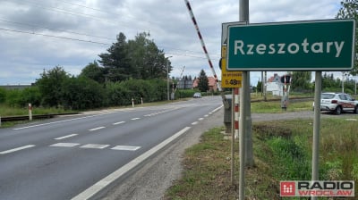 Koło wsi Rzeszotary zepsuła się rogatka. Kierowcy ignorują znak STOP!