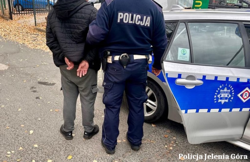 Jelenia Góra: jechał na podwójnym gazie, potem próbował przekupić policjantów - fot. Policja Jelenia Góra