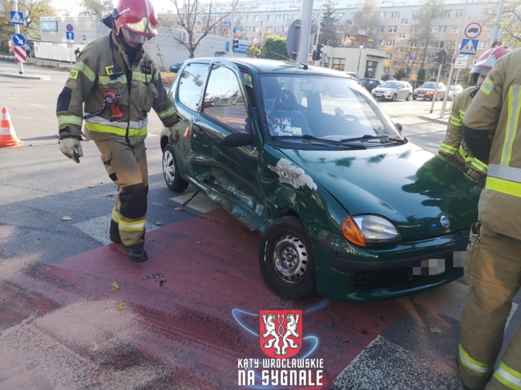 Wrocław: dwa pojazdy zderzyły się na ulicy Popowickiej - Foto:Jacek Waluk/ Katy wrocławskie na sygnale