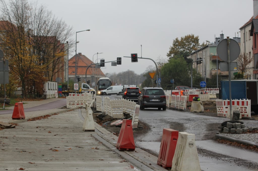 Duże utrudnienia w Legnicy. Przez remont nie wjedziecie na al. Rzeczpospolitej od strony centrum - fot. UM Legnica