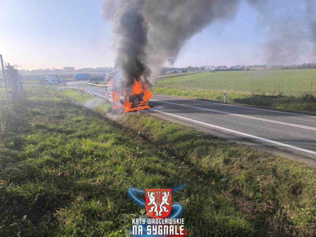 Kłęby dymu przy autostradzie. Zapalił się samochód - fot. Paweł Bielawski