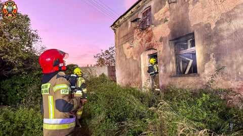 Podpalili budynek, wiedzieli że śpi tam bezdomny. Prokuratura prowadzi śledztwo - 3