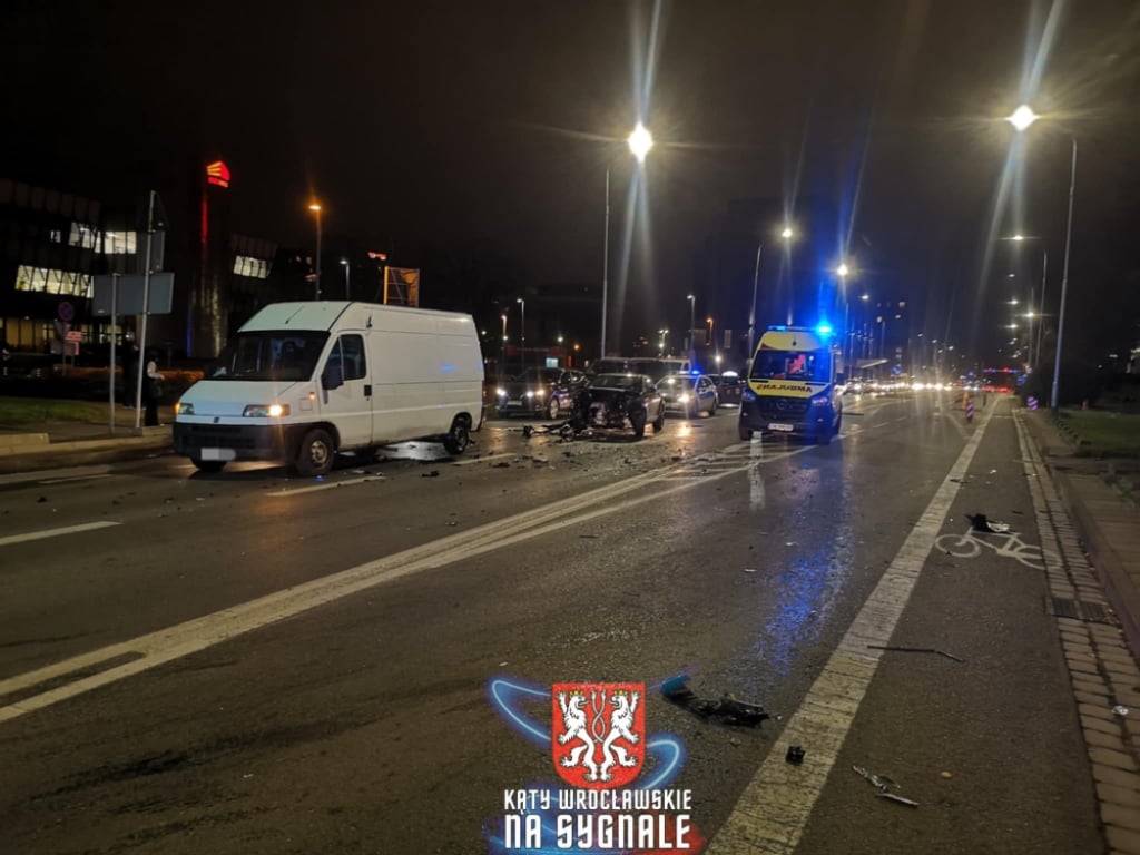 Poważna kolizja na ul. Strzegomskiej we Wrocławiu - Przy placu Strzegomskim zderzyły się bus i dwa samochody osobowe. Fot. Jacek Waluk/ Kąty Wrocławskie na Sygnale