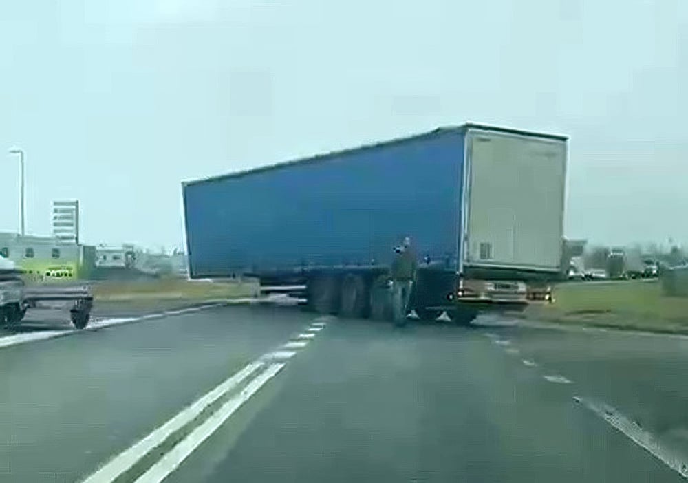 Tir zablokował wjazd na drogę 94 w Błoniu. Ciągnik zgubił naczepę [FILM] - fot. Norbert Ziemlicki