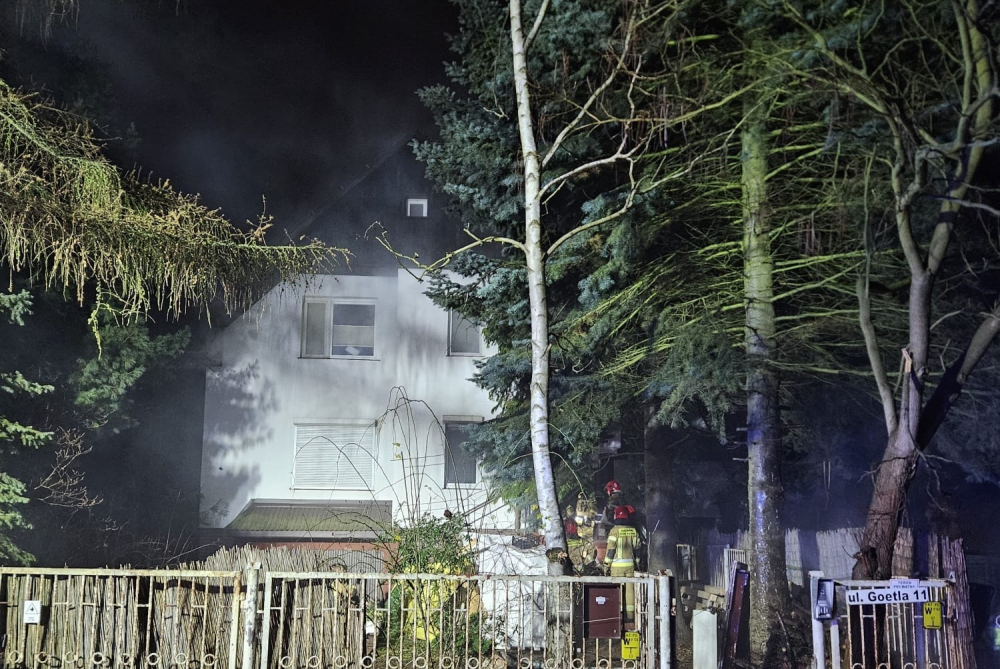 Tragiczny pożar domu jednorodzinnego we Wrocławiu. Nie żyje jedna osoba - Pożar w domu jednorodzinnym we Wrocławiu. Fot. Komenda Miejska Państwowej Straży Pożarnej we Wrocławiu (Facebook)