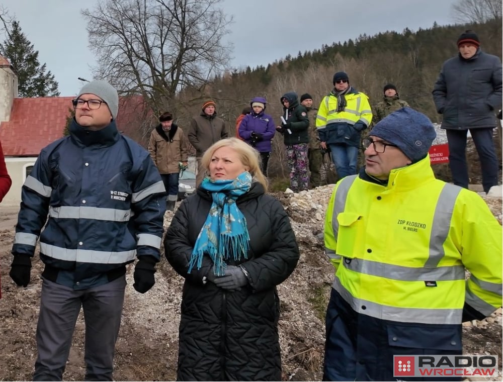 Prokuratura wszczyna śledztwo w sprawie starosty kłodzkiej. Chodzi o działania w trakcie powodzi - Małgorzata Jędrzejewska-Skrzypczyk (w środku) pod lupą prokuratury, Fot: Radio Wrocław