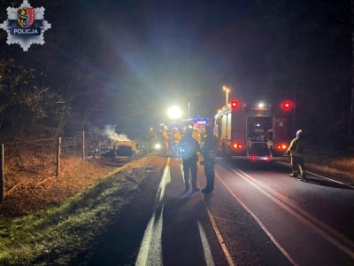 Zderzenie trzech pojazdów na DK 12. Auto spłonęło, dwie inne osoby są ranne