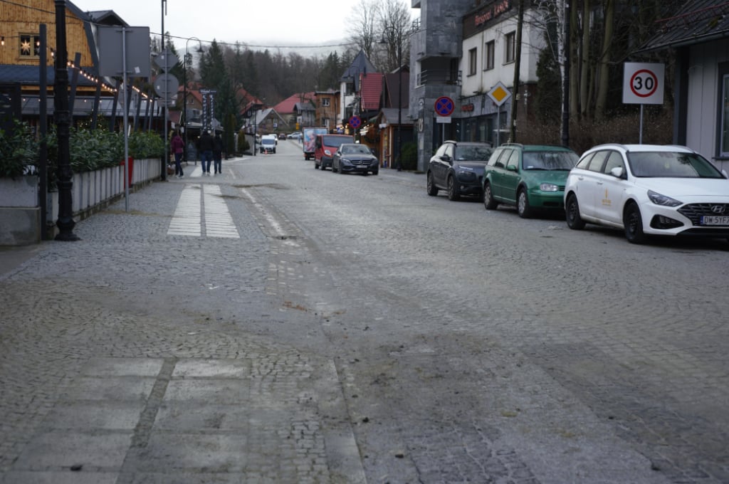 Po prawie dwóch latach ulica 1. Maja w Szklarskiej Porębie wreszcie gotowa. Niedługo pojadą nią kierowcy - Zbliża się koniec remontu ulicy 1. Maja w Szklarskiej Porębie. Fot. Maciej Ryłkiewicz