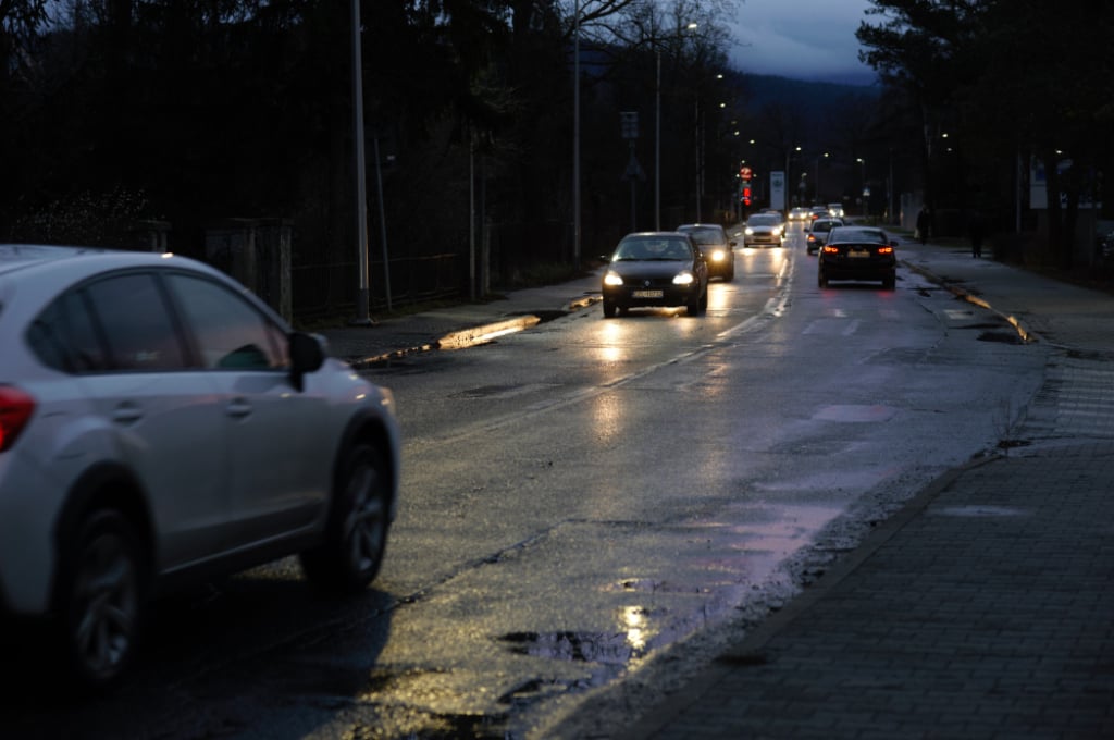 Naprawa części ulicy Cieplickiej w Jeleniej Górze dobiega końca. Od stycznia kolejne remonty - Na nową nawierzchnie w Jeleniej Górze, wartą 1,5 mln złotych mieszkańcy ulicy Cieplickiej czekali kilkadziesiąt lat. Fot: Maciej Ryłkiewicz