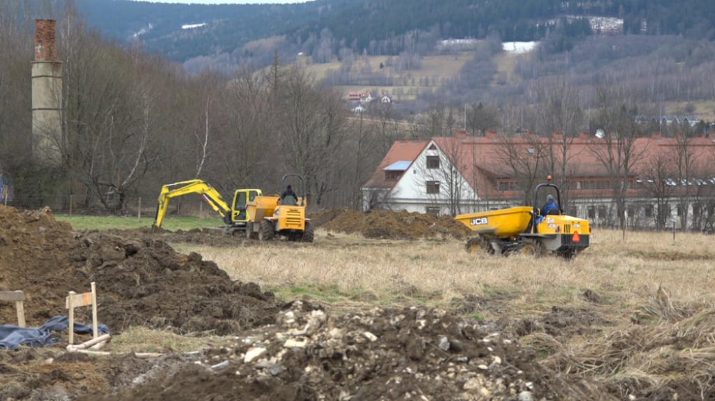 Stronie Śląskie:  W 1,5 miesiąca postawią 28 energooszczędnych domów dla powodzian - W Stroniu Śląskim powstaje osiedle dla rodzin, których domy zniszczyła wrześniowa powódź. Fot: Radio Wrocław