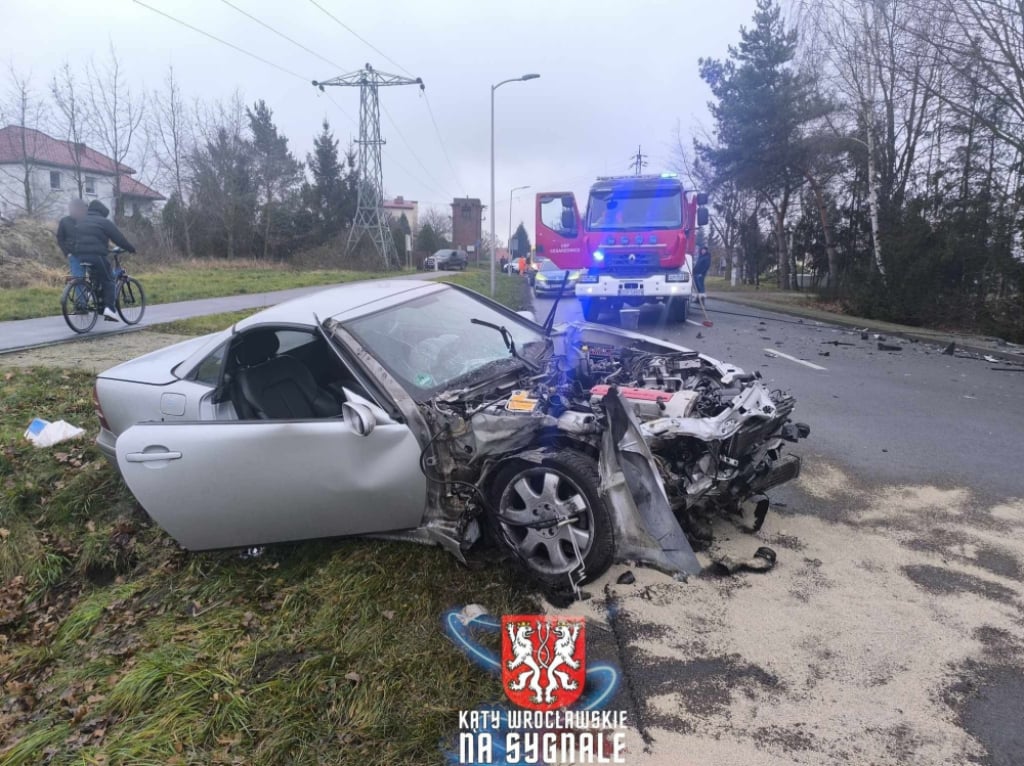 Czołowe zderzenie na Dolnym Śląsku. Trzy osoby zostały poszkodowane - Czołowe zderzenie w Cesarzowicach. Fot. Kąty Wrocławskie na sygnale (Facebook)