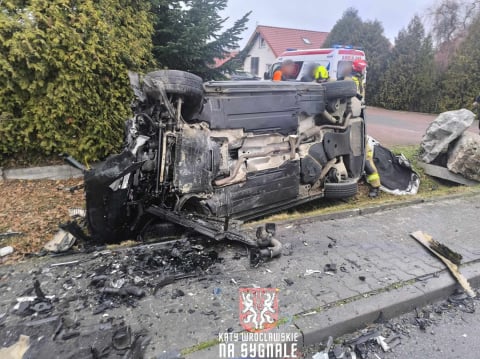 Czołowe zderzenie na Dolnym Śląsku. Trzy osoby zostały poszkodowane - 1