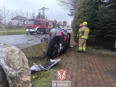 Czołowe zderzenie na Dolnym Śląsku. Trzy osoby zostały poszkodowane - 2