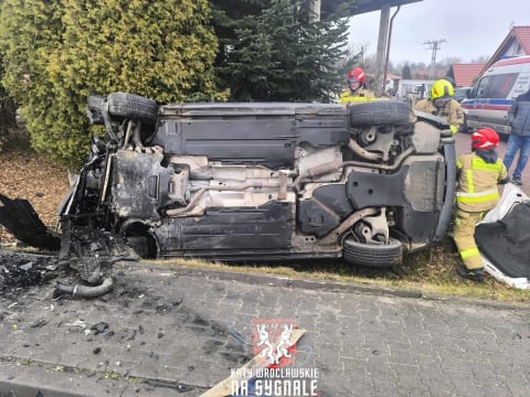 Czołowe zderzenie na Dolnym Śląsku. Trzy osoby zostały poszkodowane - 3