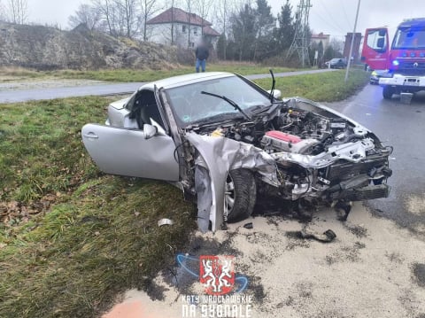 Czołowe zderzenie na Dolnym Śląsku. Trzy osoby zostały poszkodowane - 4