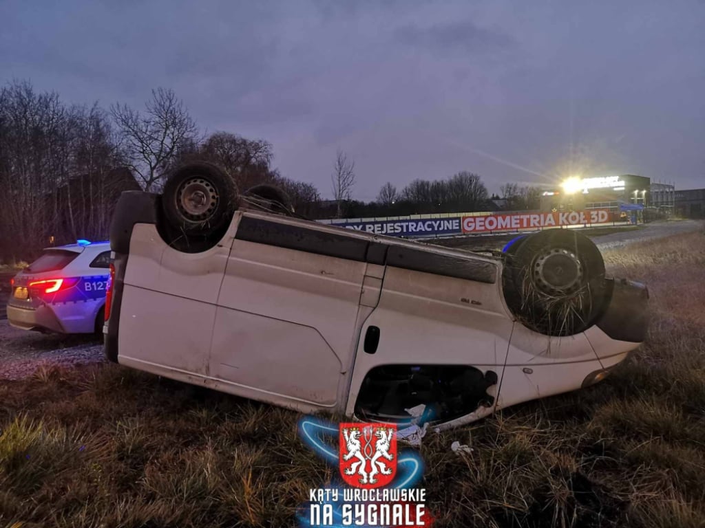 Jak do tego doszło? Kierowca samochodu dostawczego dachował na pustej drodze - Kierowca samochodu dostawczego dachował na ulicy Polanowickiej we Wrocławiu. Fot. Kąty Wrocławskie na sygnale (Facebook)