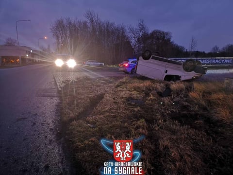 Jak do tego doszło? Kierowca samochodu dostawczego dachował na pustej drodze - 1