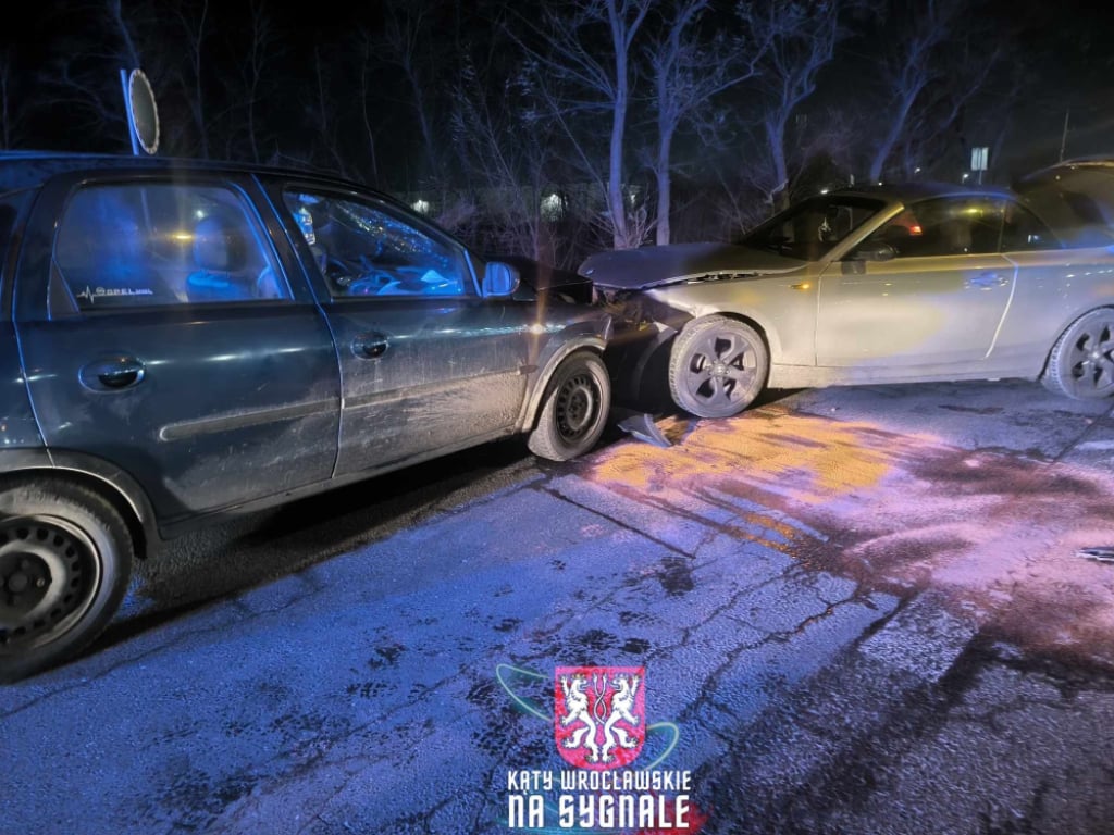 Zderzenie przy wjeździe na autostradę A4. Na miejscu lądował śmigłowiec ratunkowy - Dwa samochody osobowe zderzyły się w Kątach Wrocławskich. Fot. Kąty Wrocławskie na sygnale (Facebook)