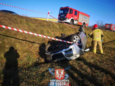 Samochód poza drogą, kierowcy... brak. Wypadek na DK 35 w Bielanach Wrocławskich