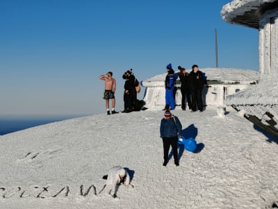 Szczyt głupoty na Śnieżce. Turyści wspięli się na oblodzony dach obserwatorium