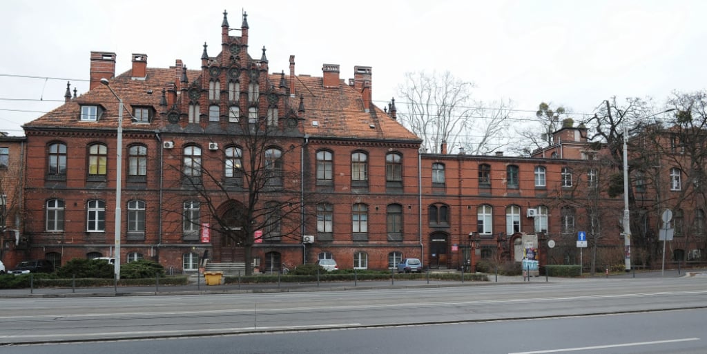 Nowoczesne atrakcje w historycznej lokalizacji. We Wrocławiu powstanie Centrum Odkryć Medycznych - W budynku przy ul. Skłodowskiej-Curie powstanie nowoczesne Centrum Odkryć Medycznych. Fot. Elżbieta Osowicz