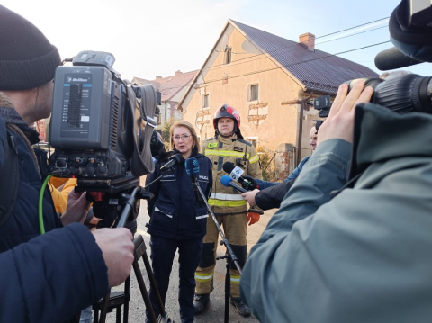 Tak wyglądała akcja antyterrorystów i policyjnego negocjatora w Skale [ZDJĘCIA, WIDEO] - 11