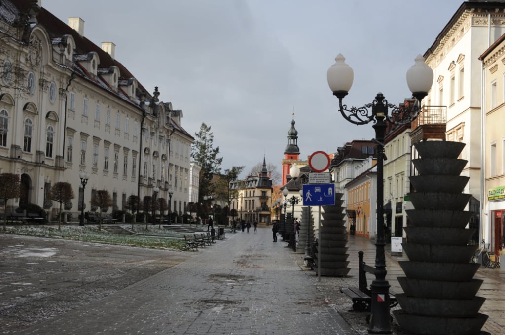 Sylwester w Jeleniej Górze! Koncerty i pokaz laserowy dla mieszkańców i gości - Kolejny rok bez fajerwerków na miejskiej imprezie w stolicy Karkonoszy. Impreza potrwa od godziny 20:00 do 1 w nocy. Fot: Maciej Ryłkiewicz