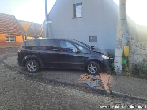 Dolny Śląsk: Ucieczkę przed policją zakończył na betonowym słupie. "Wyraźnie była wyczuwalna woń alkoholu" - 0