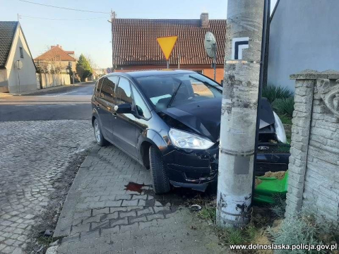 Dolny Śląsk: Ucieczkę przed policją zakończył na betonowym słupie. "Wyraźnie była wyczuwalna woń alkoholu" - 2