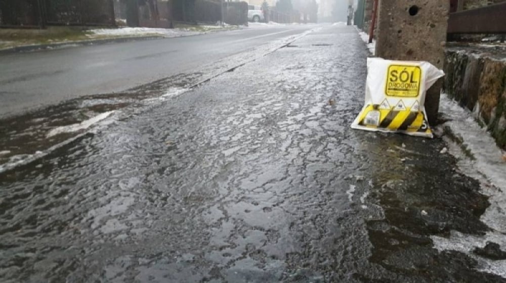 Uważajcie na drogach! W tych powiatach Dolnego Śląska może być naprawdę ślisko - Instytut Meteorologii i Gospodarki Wodnej wydał ostrzeżenie pierwszego stopnia dla kilku dolnośląskich powiatów! Na drogach może być naprawdę ślisko. Fot: Radio Wrocław