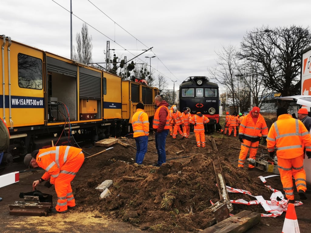 Wykolejenie pociągu we Wrocławiu. Trwa podnoszenie składu. Mamy zdjęcia!