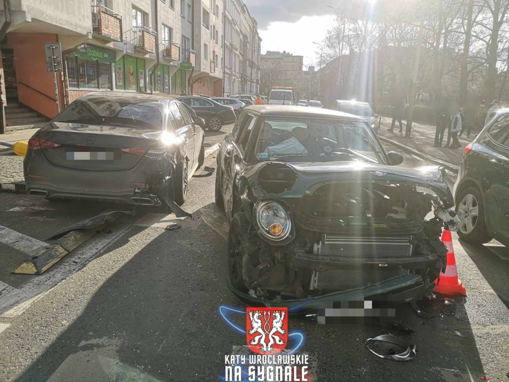 Pościg za dwoma skradzionymi samochodami we Wrocławiu. Uciekający złodziej zniszczył kilka innych pojazdów - Do pościgu dwóch samochodów osobowych doszło w poniedziałek, 3 lutego. W jego wyniku zostało uszkodzonych kilka innych pojazdów. Fot: Kąty Wrocławskie na sygnale (czytelniczka Michalina)