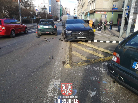 Pościg za dwoma skradzionymi samochodami we Wrocławiu. Uciekający złodziej zniszczył kilka innych pojazdów - 4