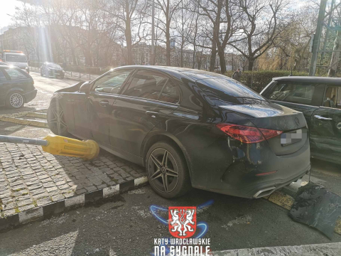 Pościg za dwoma skradzionymi samochodami we Wrocławiu. Uciekający złodziej zniszczył kilka innych pojazdów - 6